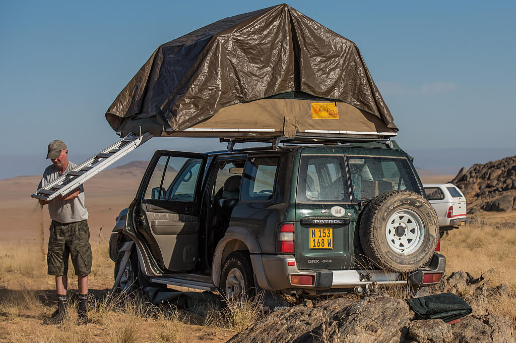 Das Dachzelt ist schnell und einfach auch von Einzelpersonen zusammengeklappt